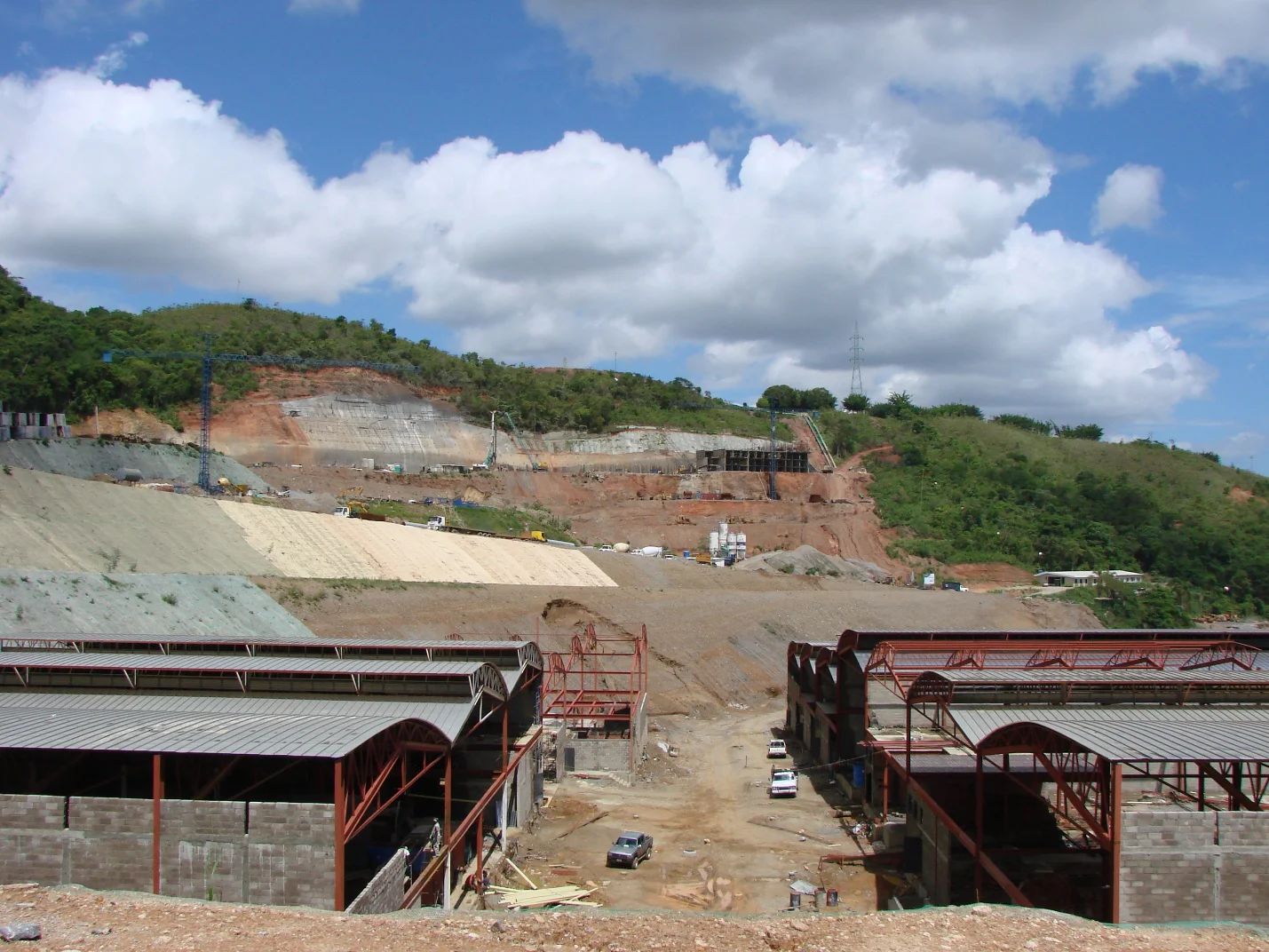 Estructuras metálicas de almacenes en construcción en el complejo logístico del Este de Caracas
