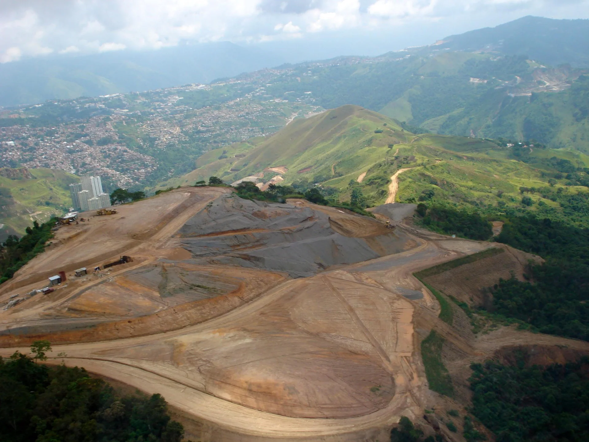 Movimiento de tierra en terreno en bruto para residencial de lujo