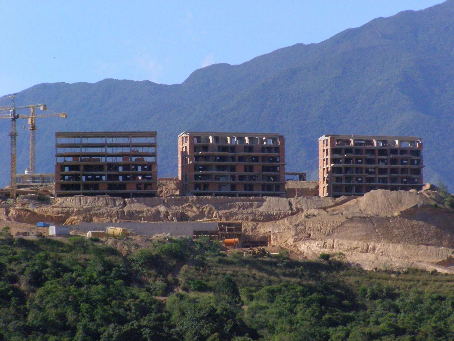 Vías, servicios y construcción simultánea de edificios
