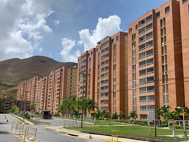 Torres residenciales de alta densidad entregadas con promotores y constructoras locales